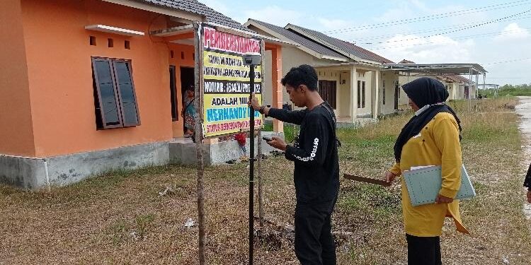 FOTO: RIZAL/MATAKALTENG - Jajaran BPN Palangka Raya bersama Developer perumahan, Tutik (baju kuning), pada saat melakukan pengukuran koordinat di Jalan Arlansyah.