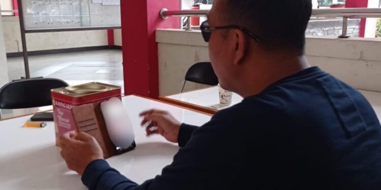 FOTO: RIZAL/MATAKALTENG - Ketua Tim Virtual Police, Bidhumas Polda Kalteng, Ipda H. Shamsuddin, pada saat menerima laporan korban secara virtual.