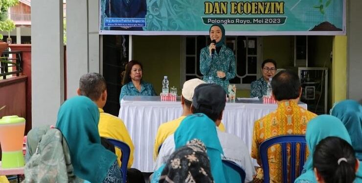 Ketua TP-PKK Kota Palangka Raya, Avina Fairid Naparin
memberikan sambutan pada pelatihan pembuatan kompos
