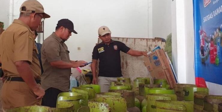 FOTO : IST/MATAKALTENG - Petugas dari Disperindag saat mengecek ketersediaan gas LPG 3 kg di salah satu pangkalan di Palangka Raya