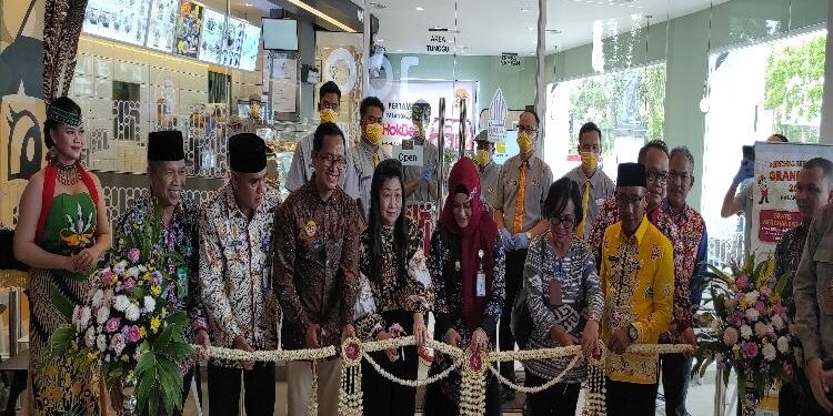 FOTO: VI/MATAKALTENG - Pemotongan pita tanda telah dibukanya HokBen Palangka Raya Mall.