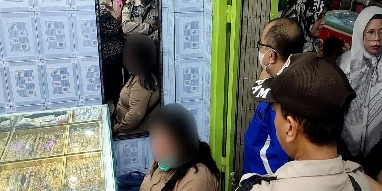 FOTO: ISTIMEWA/MATA KALTENG - Terduga pelaku pencurian emas di PPM Sampit saat diamankan pemilik toko. Rabu, 24 Mei 2023.