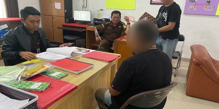 FOTO: HUMAS POLRESTA/MATAKALTENG - Jajaran Satresnarkoba Polresta Palangka Raya, pada saat melimpahkan berkas dan tersangka ke Kejari.