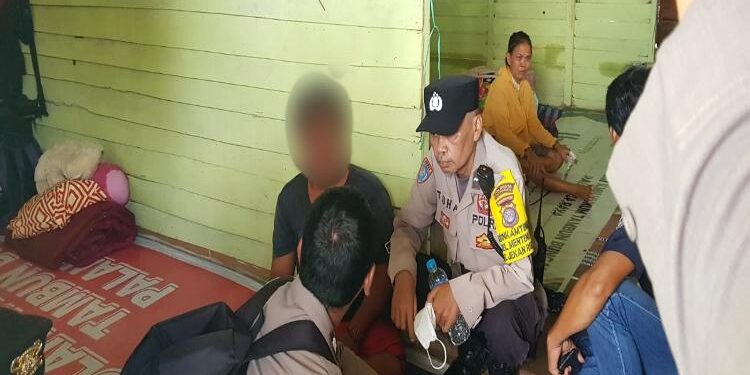 FOTO: RZL/MATAKALTENG - Petugas DPKP Kota Palangka Raya dan Bhabinkamtibmas Kelurahan Menteng, pada saat menenangkan ODGJ.