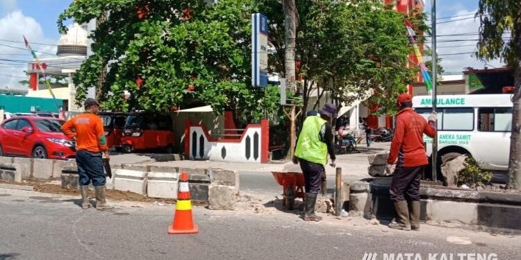 FOTO: DEVIANA/MATAKALTENG - Pembongkaran pembatas jalan di depan RSUD dr Murjani, Kamis 25 Mei 2023.