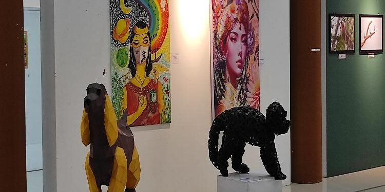 FOTO: VI/MATAKALTENG - Sejumlah karya seni rupa dan fotografi yang ada di UPT Taman Budaya Kalteng.