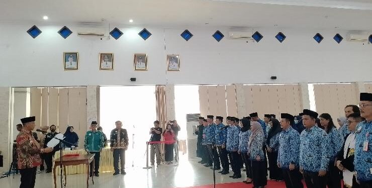 FOTO : AKH/MATAKALTENG - Bupati Sukamara, Windu Subagio saat melantik dan mengambil sumpah janji pejabat dilingkungan Pemkab Sukamara.