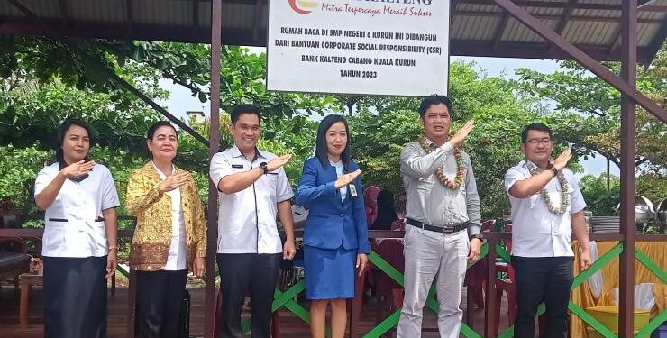FOTO : DISDIKPORA GUMAS/MATA KALTENG - Bupati Gumas Jaya S Monong yang diwakili Plt Kepala Disdikpora Aprianto saat berfoto bersama dengan Pimpinan Bank Kalteng Cabang Kuala Kurun Jeksenly, Pinsi Administrasi dan Keuangan Bank Kalteng Cabang Kuala Kurun Nanie, dan Kepala SMPN 6 Kurun Brata, di pendopo rumah baca SMPN 6 Kurun, Rabu, 24 Mei 2023.