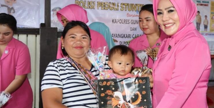 FOTO : HUMAS POLRES GUMAS/MATA KALTENG - Ketua Bhayangkari Cabang Gumas Indah Asep ketika menyerahkan bantuan kesehatan kepada orang tua yang memiliki anak penderita stunting, Kamis, 25 Mei 2023.