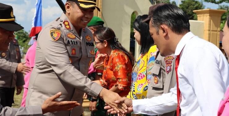 FOTO : HUMAS POLRES GUMAS/MATA KALTENG - Kapolres Gumas AKBP Asep Bangbang Saputra bersama Wakapolres Kompol Tri Wibowo, Ketua Bhayangkari Indah Asep, dan pejabat utama polres, saat bersalaman dengan personel polsek, Kamis, 24 Mei 2023.
