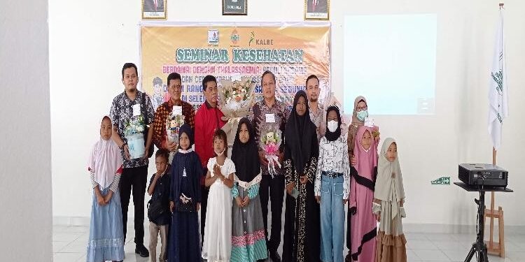FOTO: DEVIANA/MATAKALTENG - Asisten I Setda Kotim, Rihel, didampingi Kadinkes, Umar Kaderi dan Plt Direktur RSUD dr Murjani, dr. Sutriso, bersama anak-anak Talasemia, Sabtu 27 Mei 2023.