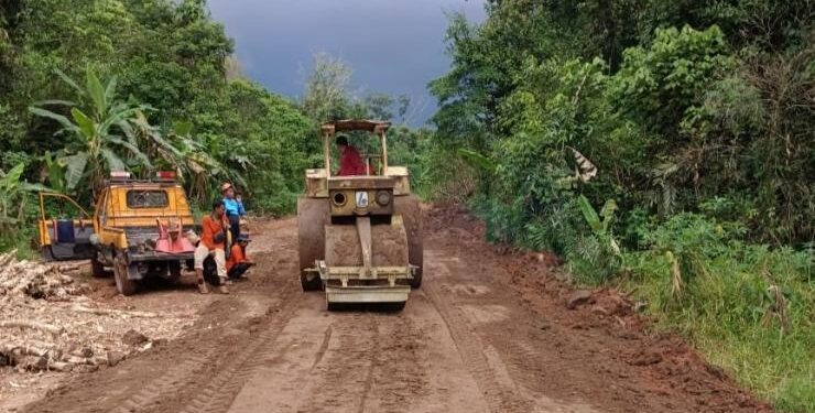 FOTO : PUPRKP/MATA KALTENG - Perbaikan akses Jalan Cempaka Mulia menuju Terantang, Kecamatan Seranau, Kotim, Sabtu 27 Mei 2023.