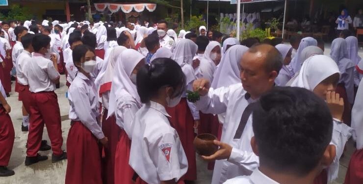 FOTO : Dok/MATA KALTENG - Penyambutan peserta didik baru di SMP Negeri 2 Sampit, Kabupaten Kotim.