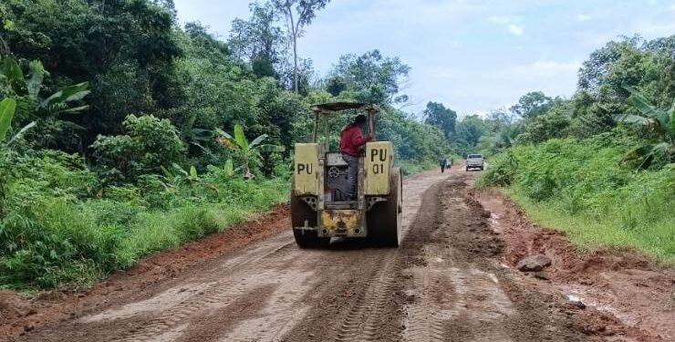FOTO : PUPRKP/MATA KALTENG - Perbaikan jalan poros dari Desa Terantang, Kecamatan Seranau menuju ke Cempaka Mulia oleh Dinas PUPRKP Kotim, Sabtu 27 Mei 2023.