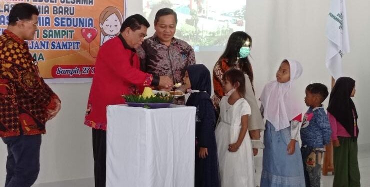 FOTO : DEVIANA/MATAKALTENG - Kepala Dinas Kesehatan Kabupaten Kotim Umar Kaderi bersama Plt Direktur RSUD dr Murjani Sampit dr Sutriso saat mendampingi Asisten I Setda Kotim Rihel menyuapi anak-anak penyandang Thalasemia, Sabtu 27 Mei 2023.