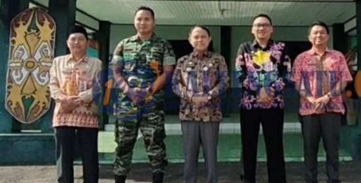 FOTO : IST/MATAKALTENG - Pj Bupati Barsel Deddy Winarwan berfoto bersama usai bersilaturrahmi dengan jajaran Kodim 1012/BTK.