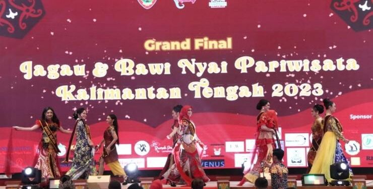 FOTO : OLIVIA/MATAKALTENG - Malam grand final pemilihan Jagau dan Bawi Nyai Pariwisata Kalteng, Sabtu 27 Mei 2023.