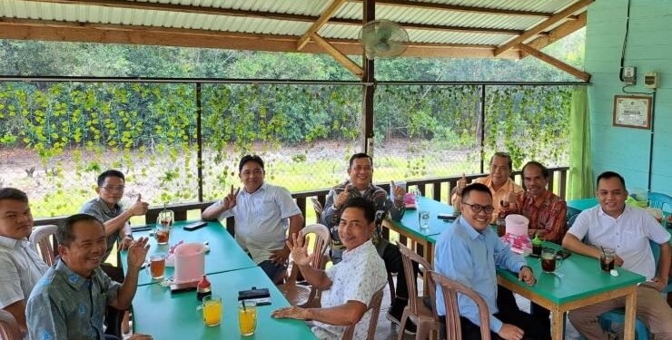 FOTO : DPRD GUMAS/MATA KALTENG - Ketua Komisi I DPRD Kabupaten Gumas H Gumer bersama beberapa anggota DPRD lainnya, setelah studi banding di Kabupaten Katingan, pekan lalu.