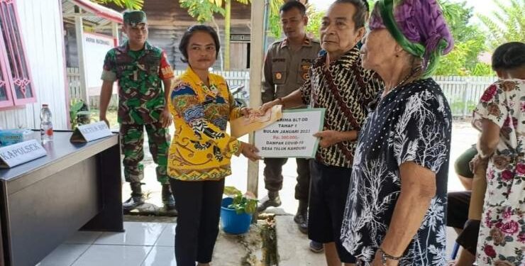 FOTO : DPMD GUMAS/MATA KALTENG - Suasana penyaluran BLT DD tahun 2023 di sejumlah desa, belum lama ini.