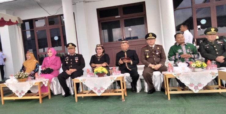 FOTO : DISKOMINFO SANTIK/MATA KALTENG - Wakil Bupati Gumas Efrensia LP Umbing (empat dari kiri) duduk bersama dengan Kapolres AKBP Asep Bangbang Saputra, Kajari Sahroni, Pabung Kodim 1016/Plk Letkol Inf Maksun Abadi, Ketua PN Bukti Firmansyah, Plh Sekda Richard, dan tokoh masyarakat, dalam suatu kegiatan, belum lama ini.