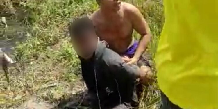 FOTO: AGUS/MATA KALTENG – Hasil tangkap layar yang memperlihatkan seorang pria yang diamankan warga, diduga maling motor.