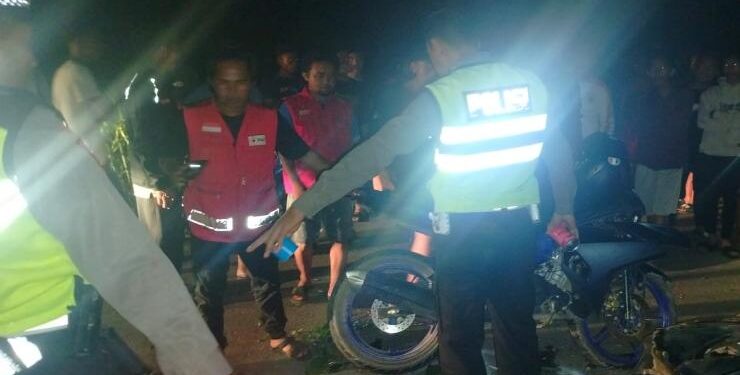 FOTO : IST/MATA KALTENG - Petugas saat mengamankan lokasi kejadian laka lantas di Tikungan, Jalan Poros Desa Pelangsian, Kecamatan MB Ketapang, Kabupaten Kotim.