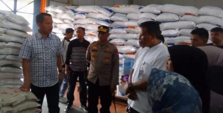 FOTO : IST/MATAKALTENG - Penjabat Bupati Barsel Deddy Winarwan didampingi Kapolres dan pejabat setempat saat berkunjung ke Gudang Bulog Buntok