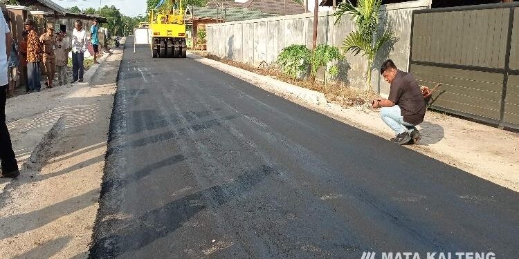 FOTO: DEVIANA/MATAKALTENG - Salah satu peningkatan jalan di Kecamatan Kota Besi yang baru selesai oleh Pemkab Kotim, Selasa 30 Mei 2023.