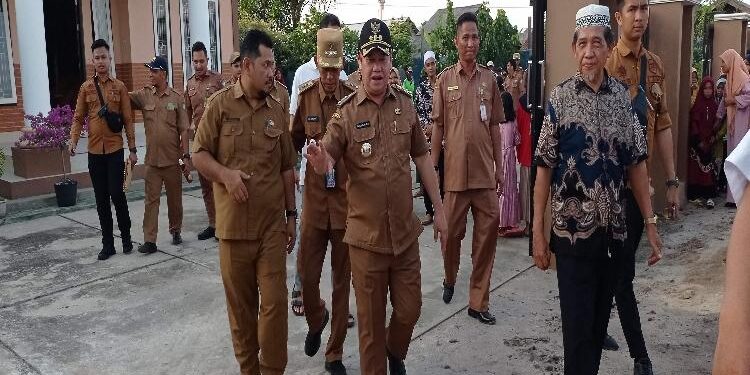 FOTO: DEVIANA/MATAKALTENG - Bupati Kotim, Halikinnor, bersama rombongan saat meninjau jalan di Kecamatan Kobes, Senin 29 Mei 2023.
