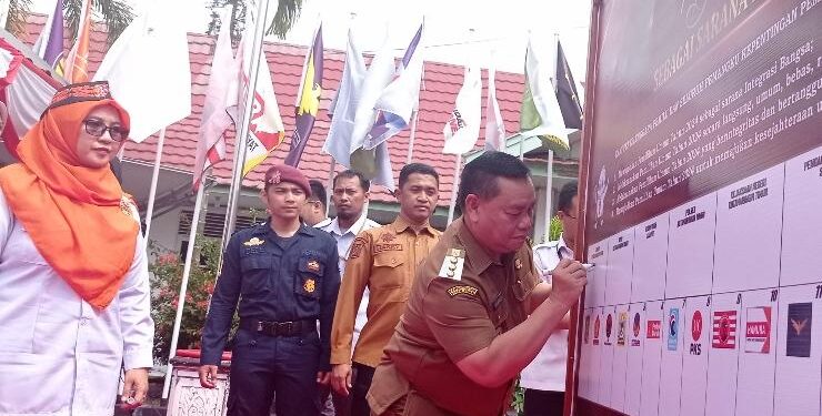 FOTO : DEVIANA/MATAKALTENG - Bupati Kotim Halikinnor saat menandatangani komitmen bersama pemilu damai, Senin 29 Mei 2023.
