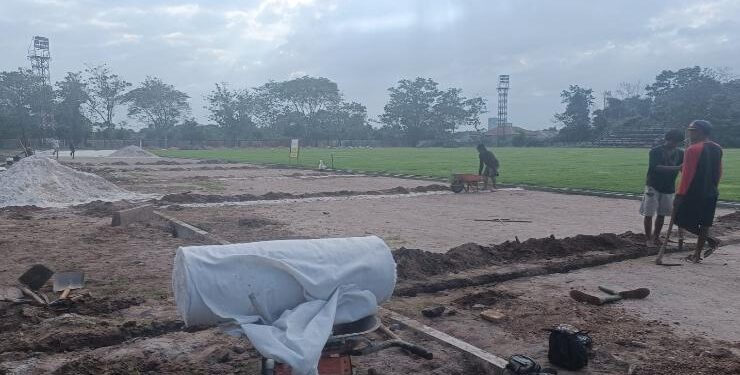 FOTO : DEVIANA/MATAKALTENG - Pekerja saat memasang pipa Perforated di Stadion 29 Nopember Sampit, Senin 29 Mei 2023.