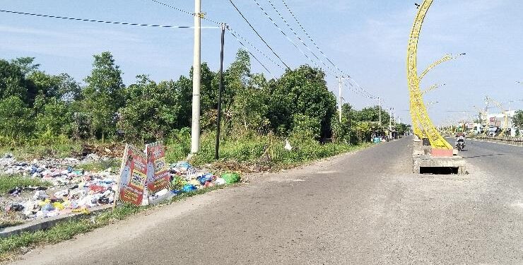 FOTO : AGUS/MATA KALTENG - Tumpukan sampah di sekitar Terowongan Nur Mentaya (TNM). 
