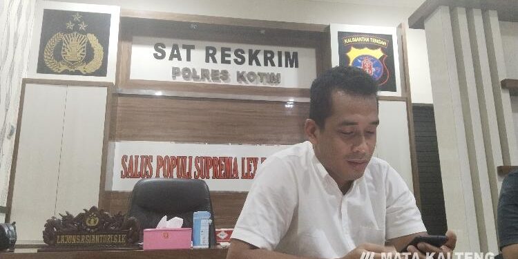 FOTO: AGUS/MATA KALTENG - Kasat Reskrim Polres Kotawaringin Timur (Kotim), AKP Lajun Siado Rio Sianturi di ruang kerjanya.
