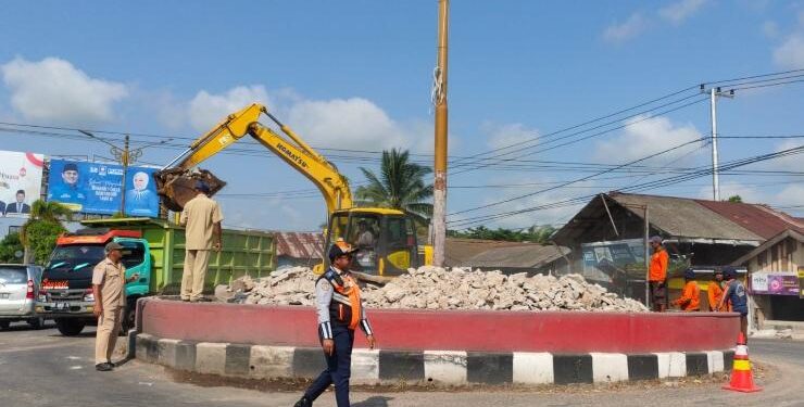 FOTO : DEVIANA/MATAKALTENG - Pembongkaran Bundaran Tidar oleh PUPR Kotim, Selasa 30 Mei 2023.