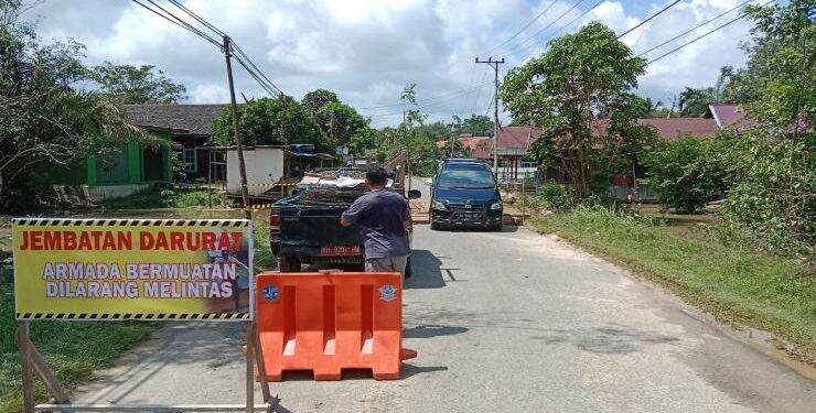 FOTO : DPU GUMAS/MATA KALTENG - Jalan Temanggung Panji yang terputus kini sudah bisa dilewati oleh kendaraan roda dua maupun empat, Selasa, 30 Mei 2023.