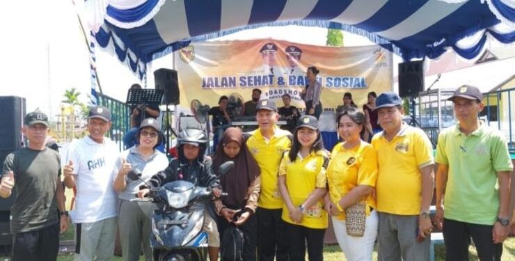 FOTO : DISKOMINFO SANTIK/MATA KALTENG - Bupati Gumas Jaya Samaya Monong didampingi Wakil Bupati Efrensia LP Umbing, Ketua TP-PKK Mimie Mariatie Jaya Samaya Monong, anggota DPRD, dan Camat Sepang Sayusdi, berfoto bersama dengan warga yang mendapatkan hadiah utama sepeda motor, di Kelurahan Sepang Simin, Kecamatan Sepang, Selasa, 30 Mei 2023.