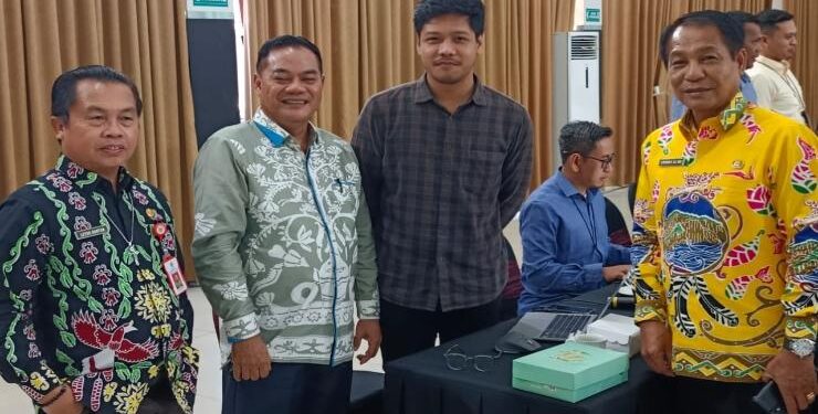 FOTO : UNTUNG JAYA BANGAS/MATA KALTENG - Anggota DPRD Kabupaten Gumas Untung Jaya Bangas (dua dari kiri), bersama Asisten III Letus Guntur (kiri) dan Sekretaris DPRD Untung (kanan), ketika melakukan studi banding ke Provinsi Kalimantan Selatan, pekan lalu.