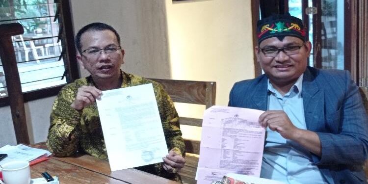 FOTO: RZL/MATAKALTENG - Kuasa Hukum H. Bachtiar, Parlin B Hutabarat dan Ari Yunus Hendrawan, pada saat menunjukkan surat penetapan tersangka kliennya.