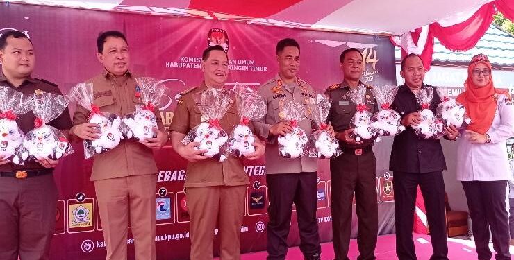 FOTO : DOK DEVIANA/MATAKALTENG - Bupati Kotim Halikinnor bersama pejabat lainnya saat menghadiri kirab pemilu di KPU Kotim, Senin 29 Mei 2023.