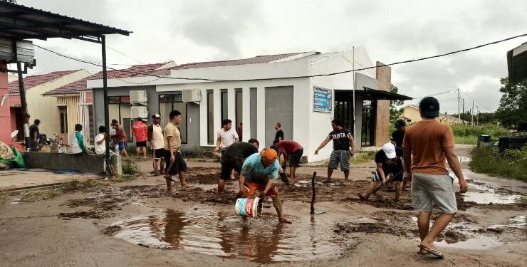 FOTO : DIAN/MATA KALTENG - Warga saat menimbun jalan rusak di kawasan perumahan Graha Pramuka, Kecamatan MB Ketapang, Kotim.