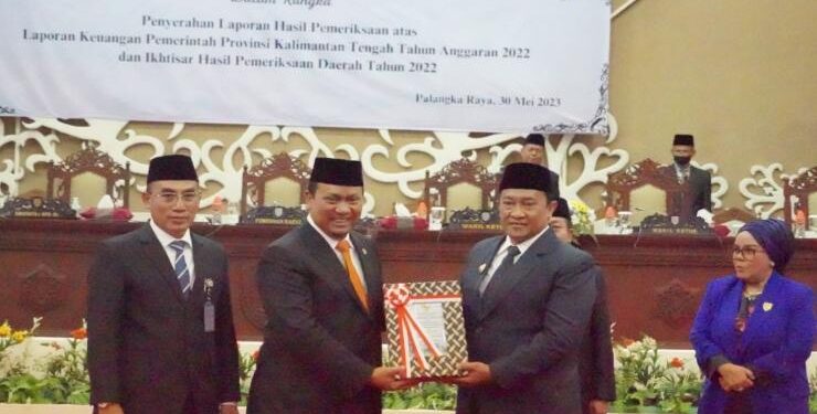 FOTO : IST/MATAKALTENG - Pimpinan Pemeriksaan Keuangan Negara I BPK RI Nyoman Adhi Suryadnyana saat menyerahkan Laporan Hasil Pemeriksaan kepada Wakil Gubernur Kalteng Edy Pratowo. 