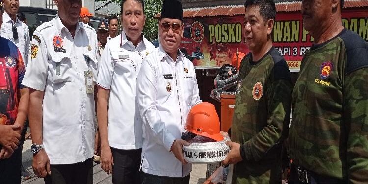 FOTO: DEVIANA/MATAKALTENG - Bupati Kotim Halikinnor saat menyerahkan bantuan pemadam kebakaran kepada relawan MPA, Rabu 31 Mei 2023.