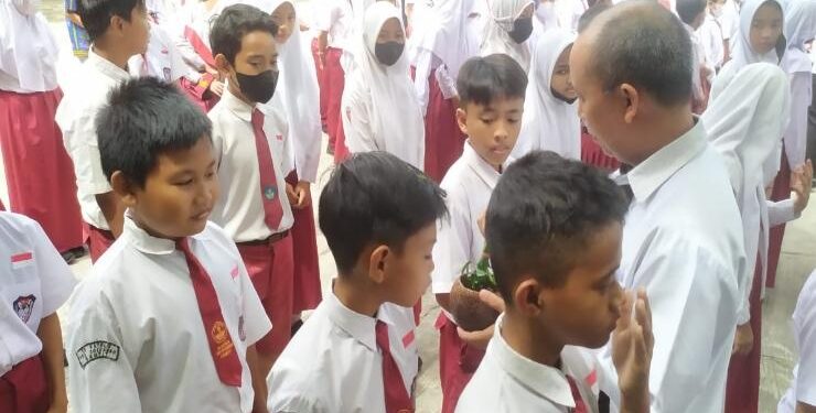 FOTO : DOK/DIAN MATA KALTENG - Tampak sejumlah siswa Sekolah Dasar pada hari pertama sekolah.