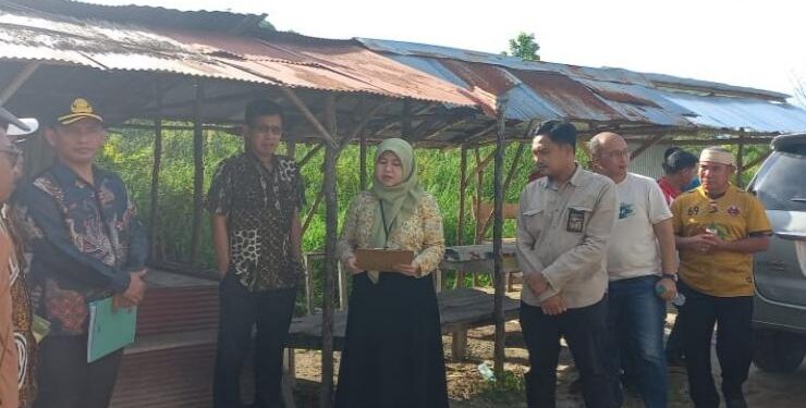 FOTO : HUMAS/MATA KALTENG - Pengecekkan lokasi pasar bina karya oleh Pengadilan Negeri Sampit.