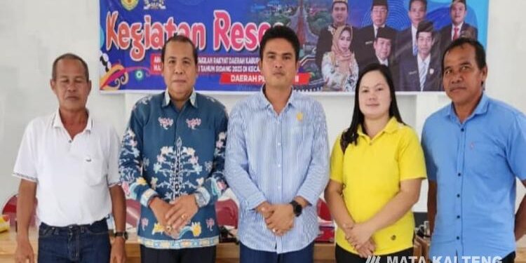 FOTO : BINARTHA/MATA KALTENG - Wakil Ketua I DPRD Kabupaten Gumas Binartha (tengah) ketika melakukan reses di salah satu kecamatan wilayah dapil dua baru-baru ini.