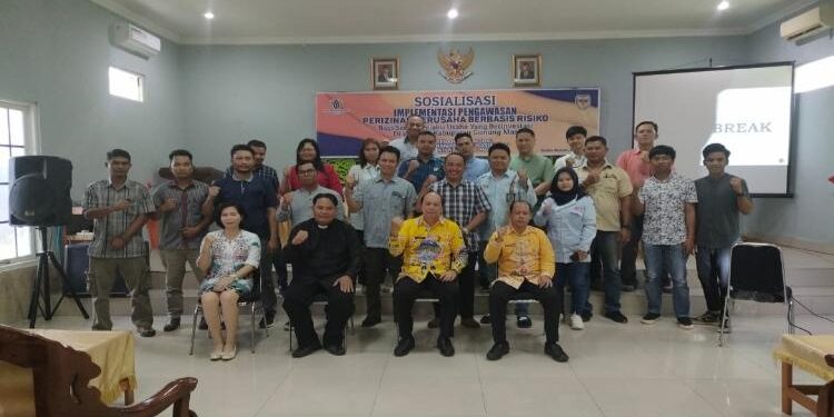 FOTO : DISKOMINFO SANTIK/MATA KALTENG - Asisten I Setda Gumas Lurand didampingi Kabid Pengawasan, Pengendalian dan Pelaporan Nopriadie, berfoto bersama dengan para pelaku usaha, Jumat 12 Mei 2023.