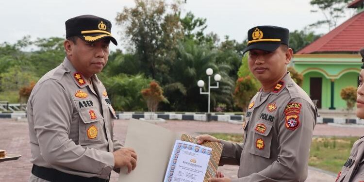 FOTO : HUMAS POLRES GUMAS/MATA KALTENG - Kapolres Gumas AKBP Asep Bangbang Saputra ketika menyerahkan piagam penghargaan kepada personel yang berprestasi, Jumat 19 Mei 2023.