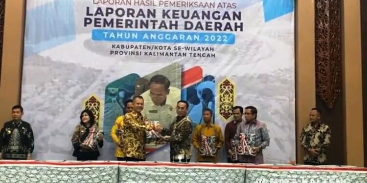 FOTO : DISKOMINFO SANTIK/MATA KALTENG - Bupati Gumas Jaya S Monong menerima LHP atas LKPD tahun 2022 yang diserahkan Kepala BPK Perwakilan Provinsi Kalteng M Ali Asyhar, di Auditorium BPK Perwakilan Provinsi Kalteng, Jumat 19 Mei 2023.