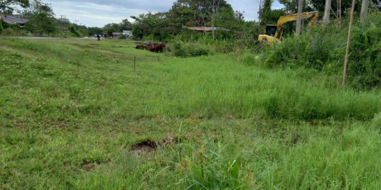 FOTO : DPU GUMAS/MATA KALTENG - Jalan Jendral Sudirman Kota Kuala Kurun yang tidak memiliki drainase, sehingga mengakibatkan genangan air di sisi kanan dan kiri jalan, Selasa, 16 Mei 2023.