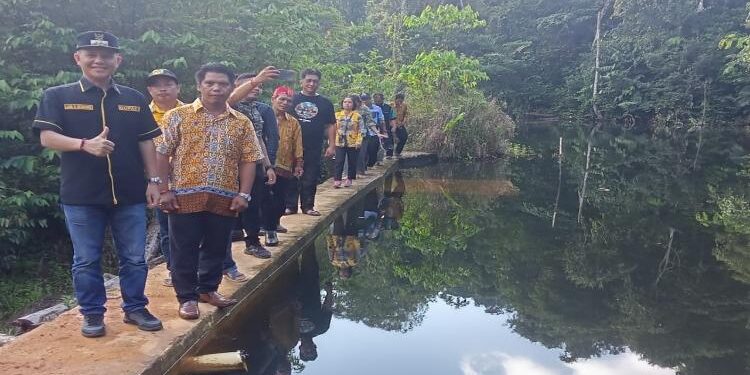 FOTO : DISKOMINFO SANTIK/MATA KALTENG - Bupati Gumas Jaya S Monong bersama beberapa warga desa ketika mengunjungi dam air bersih Sungai Rukap, Desa Tumbang Ponyoi, Kecamatan Kahayan Hulu Utara, pekan lalu.